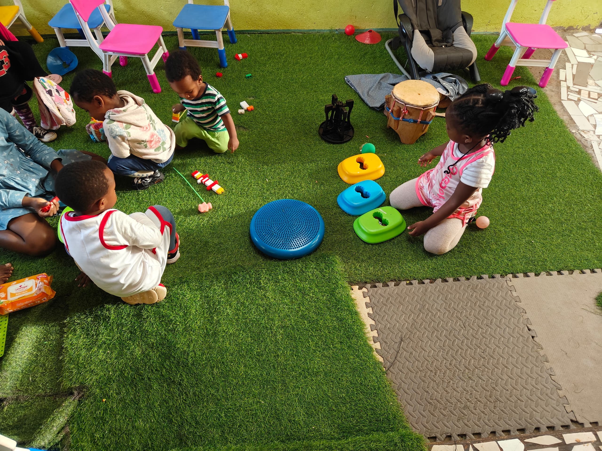 Enfants de MUNA Daycare qui jouent dans le jardin